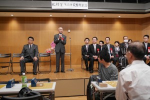 中央が北村先生。左が大会発起人の岡和俊先生、右には連盟の東常務理事七段ほか棋士多数。